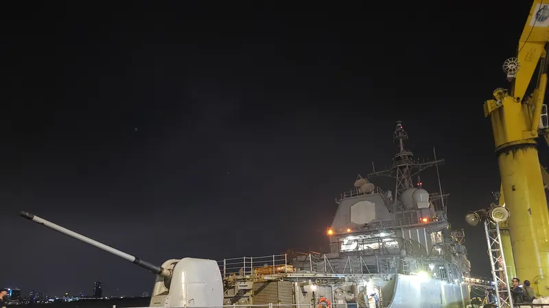 Tàu tuần dương USS Robert Smalls cập cảng Tiên Sa. Ảnh: XUÂN QUỲNH