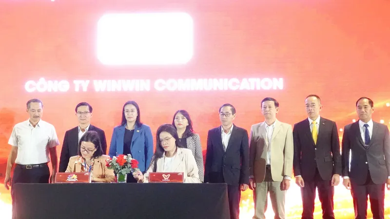 Các đơn vị ký kết đồng hành lễ hội. Ảnh: XUÂN QUỲNH