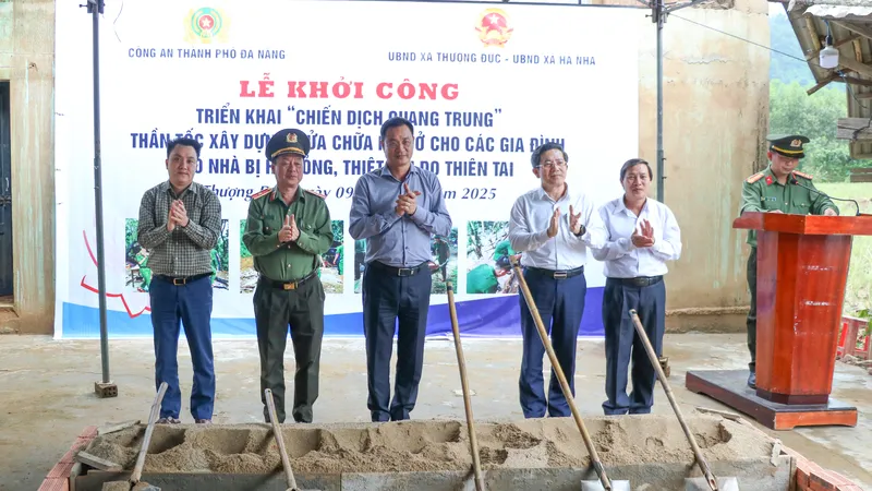 Bí thư Thành ủy Đà Nẵng Lê Ngọc Quang và các đại biểu thực hiện nghi thức khởi công dự án 