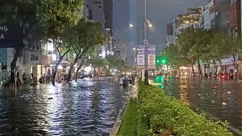 Đường Nguyễn Văn Linh (phường Hải Châu, TP Đà Nẵng) ngập nặng vào tối 13-10-2023. Ảnh: XUÂN QUỲNH