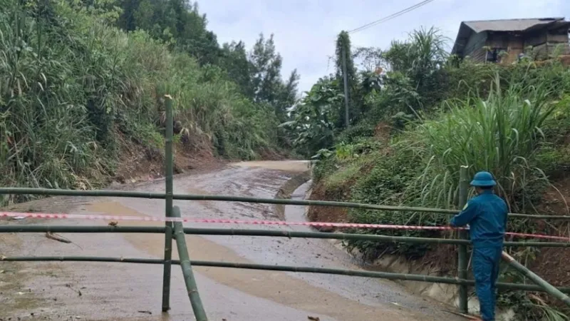 Lực lượng chức năng rào chắn không cho người dân đi vào khu vực nguy hiểm