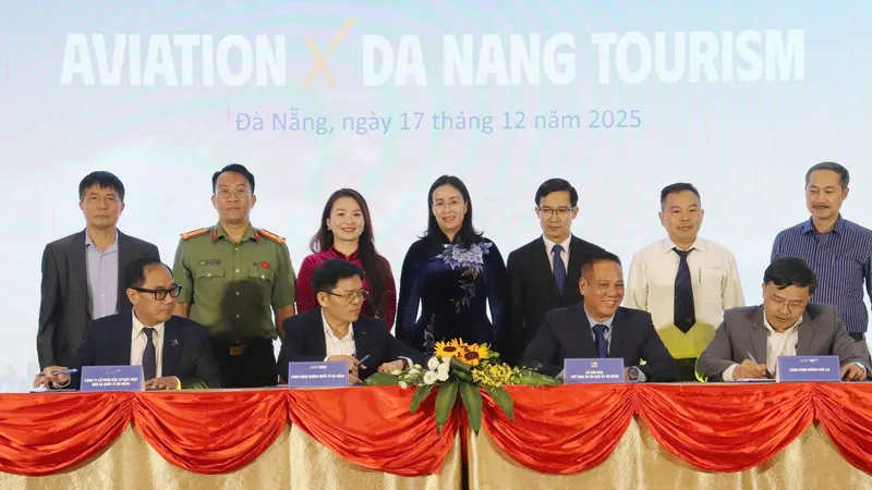 Các đơn vị ký kết biên bản hợp tác. Ảnh: XUÂN QUỲNH