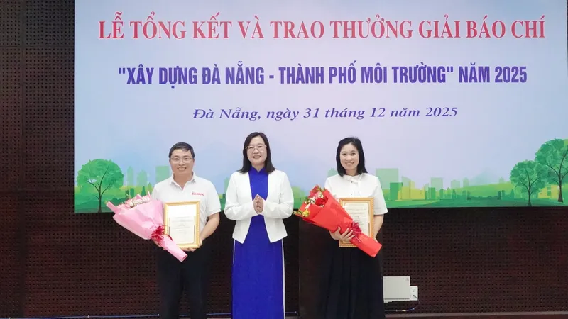Ban tổ chức trao giải cho tác giả, nhóm tác giải đoạt giải nhất. Ảnh: XUÂN QUỲNH