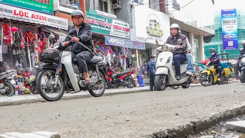 Cận cảnh bản lề bê tông vá tạm dày, chênh cao trên mặt đường Ông Ích Khiêm. Ảnh: XUÂN QUỲNH