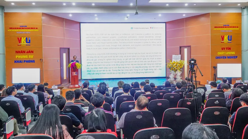 Các nhà khoa học, chuyên gia, giảng viên, nhà nghiên cứu trao đổi tại Hội thảo. Ảnh: XUÂN QUỲNH