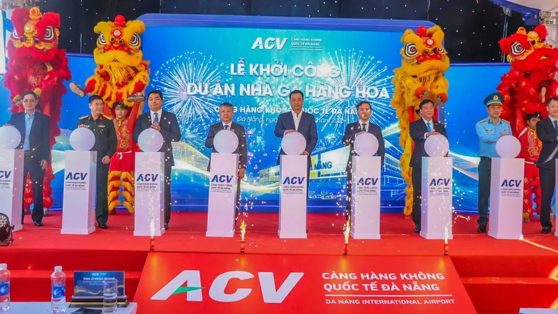 Các đại biểu thực hiện nghi thức khởi công nhà ga hàng hóa. Ảnh: XUÂN QUỲNH