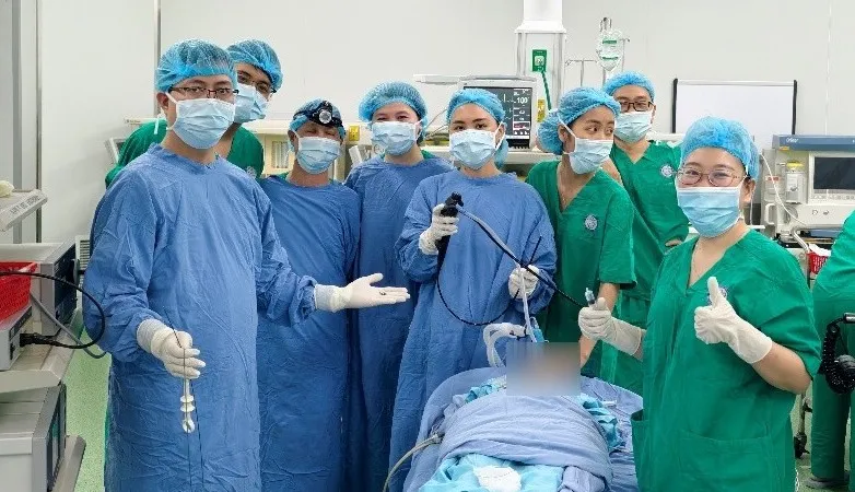 Sau hội chẩn chuyên khoa, bệnh nhi được chỉ định nội soi phế quản cấp cứu lấy dị vật
