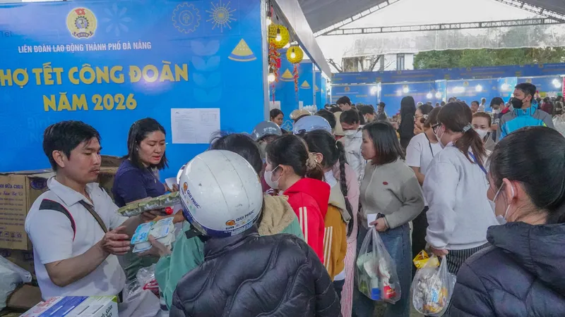 Đông đảo người lao động xếp hàng mua sắm tại các gian hàng. Ảnh: XUÂN QUỲNH