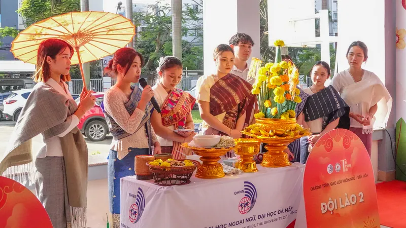 Không gian Tết Việt rực rỡ sắc xuân trong khuôn viên Trường Đại học Ngoại ngữ – Đại học Đà Nẵng. Ảnh: XUÂN QUỲNH