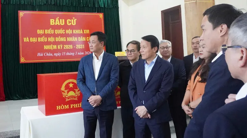 Bộ trưởng Bộ Công an Lương Tam Quang kiểm tra công tác chuẩn bị bầu cử tại phường Hải Châu. Ảnh: XUÂN QUỲNH