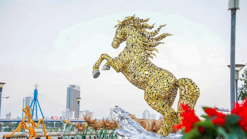 Linh vật “Kim Mã Hợp Nhất” là biểu trưng cho Đà Nẵng của hiện tại. Ảnh: XUÂN QUỲNH