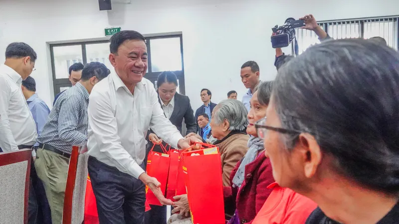 Thường trực Ban Bí thư Trần Cẩm Tú tặng quà cho gia đình chính sách, hộ nghèo, người lao động có hoàn cảnh khó khăn. Ảnh: XUÂN QUỲNH