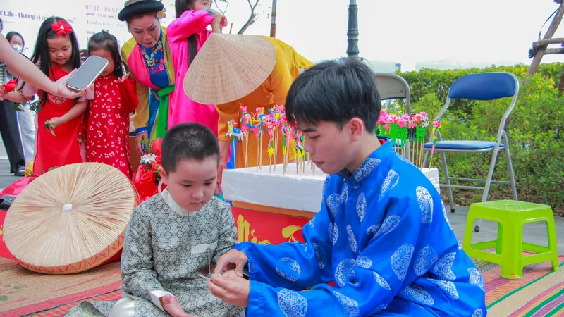 Người dân và du khách tham gia các hoạt động trải nghiệm tại sự kiện “Rước mã khai xuân”. Ảnh: THANH ÁI