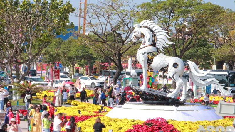 Đường hoa Đà Nẵng tấp nập khách tham quan
