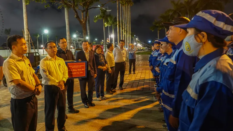 Ông Trần Anh Tuấn động viên lực lượng công nhân vệ sinh môi trường. Ảnh: XUÂN QUỲNH