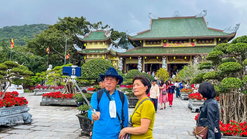 Nhiều du khách Hàn Quốc tỏ ra thích thú khi tìm hiểu phong tục đi lễ chùa đầu năm của người Việt. Ảnh: XUÂN QUỲNH