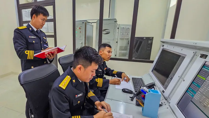 Kíp trực ra đa quan sát tại trạm 550 ở đặc khu Lý Sơn 