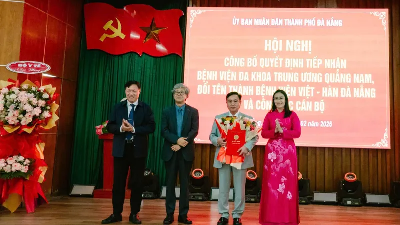Thứ trưởng Bộ Y tế Đỗ Xuân Tuyên, đại diện KOICA Việt Nam và Phó Chủ tịch UBND TP Đà Nẵng Nguyễn Thị Anh Thi trao quyết định và tặng hoa cho lãnh đạo bệnh viện