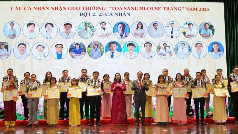 25 cá nhân trong 51 cá nhân tiêu biểu được vinh danh Giải thưởng “Tỏa sáng Blouse trắng” năm 2025. Ảnh: XUÂN QUỲNH 