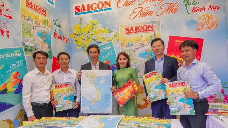 Lãnh đạo TP Đà Nẵng tham quan gian hàng của Báo Sài Gòn Giải Phóng