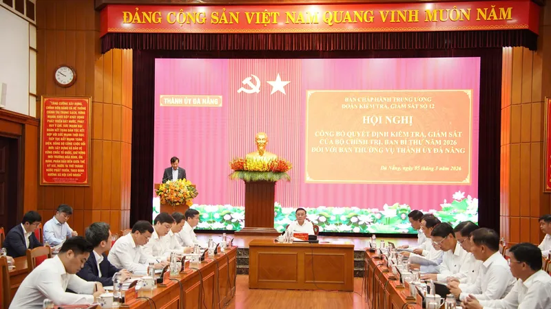 Đồng chí Trần Cẩm Tú, Ủy viên Bộ Chính trị, Thường trực Ban Bí thư, Trưởng đoàn kiểm tra, giám sát chủ trì hội nghị