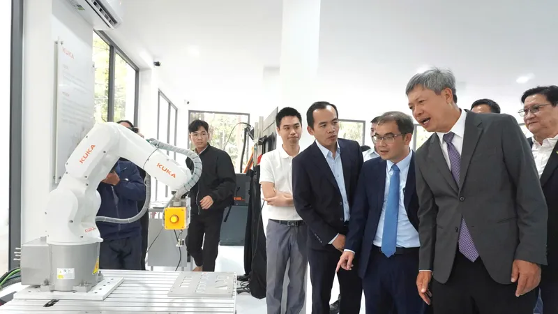Phó Chủ tịch UBND TP Đà Nẵng Hồ Quang Bửu và các đại biểu tham quan trung tâm. Ảnh: XUÂN QUỲNH