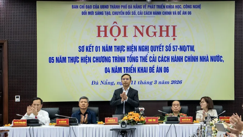 Chủ tịch UBND TP Đà Nẵng Phạm Đức Ấn chủ trì hội nghị