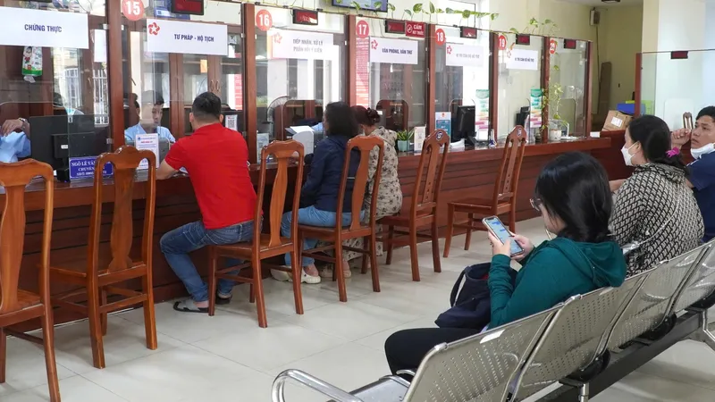Người dân làm thủ tục hành chính tại Trung tâm Phục vụ Hành chính công 