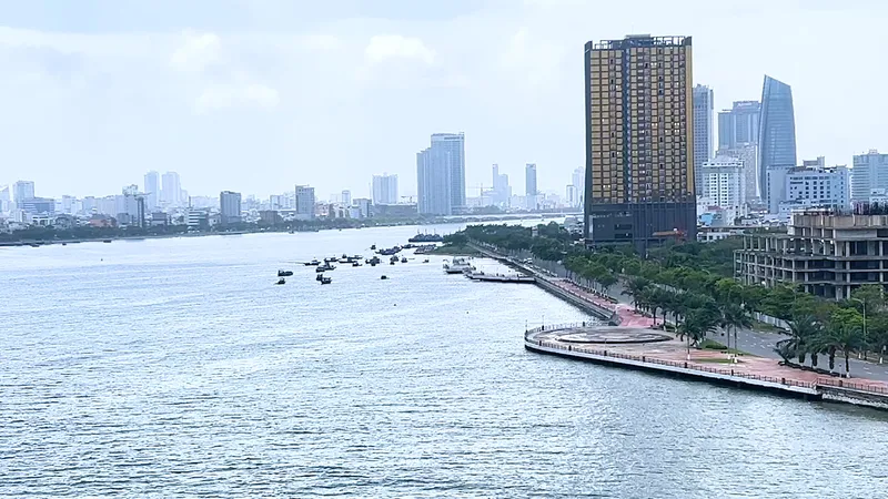 Khu vực ven sông Hàn và trung tâm TP Đà Nẵng nhìn từ cầu Thuận Phước