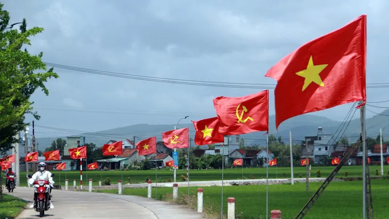 Những con đường rợp cờ Tổ quốc và cờ Đảng ở xã Hòa Thịnh (tỉnh Đắk Lắk), nơi có 110 ngôi nhà xây mới trong Chiến dịch Quang Trung. Ảnh: LỆ ĐÍNH
