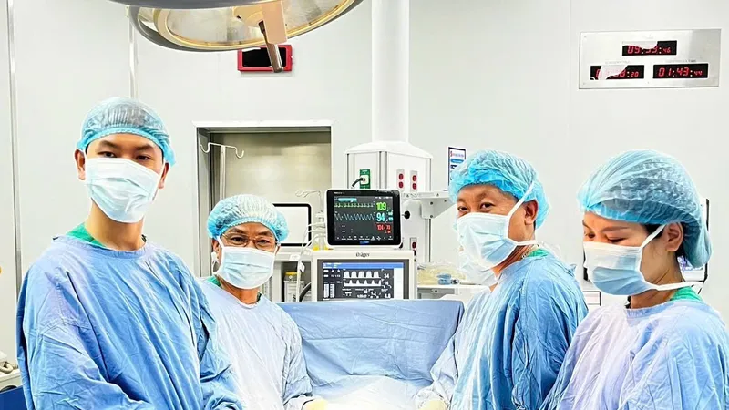 Ê-kíp bác sĩ Bệnh viện Phụ sản – Nhi Đà Nẵng thực hiện phẫu thuật cho bệnh nhi bị u ổ bụng