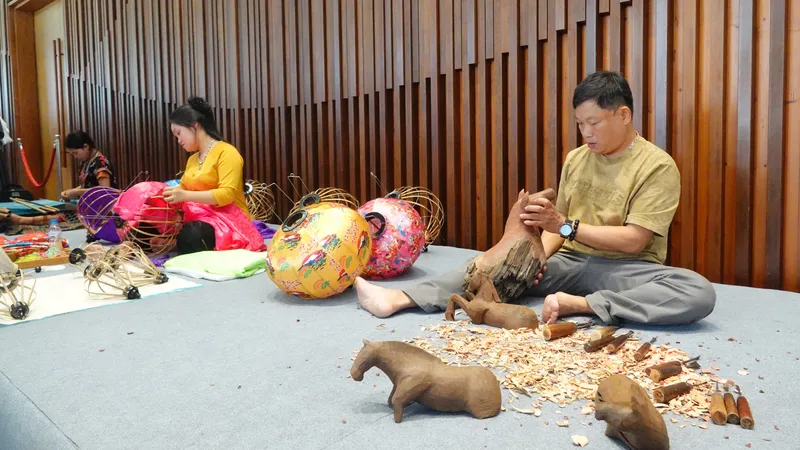 Không gian trình diễn của làng nghề trước sảnh công bố chương trình kích cầu “Đà Nẵng - Chạm về nguyên bản”. Ảnh: XUÂN QUỲNH
