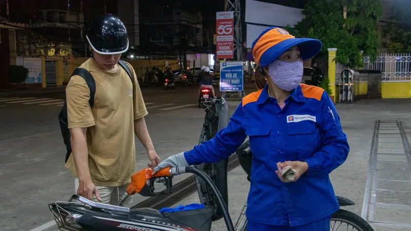 Sức mua thị trường có xu hướng thận trọng hơn khi người tiêu dùng ưu tiên các mặt hàng thiết yếu. Ảnh: THANH ÁI
