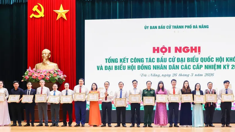 Phó Bí thư Thường trực Thành ủy Đà Nẵng Nguyễn Đình Vĩnh trao Bằng khen của Ban Thường vụ Thành ủy cho các tập thể vì có thành tích trong công tác bầu cử