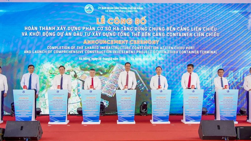 Các đại biểu thực hiện nghi thức khởi động dự án. Ảnh: XUÂN QUỲNH