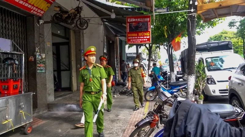 Tổ liên ngành gồm công an, dân quân tự vệ và lực lượng quy tắc đô thị là nòng cốt trong việc lập lại trật tự vỉa hè, chỉnh trang đô thị. Ảnh: XUÂN QUỲNH