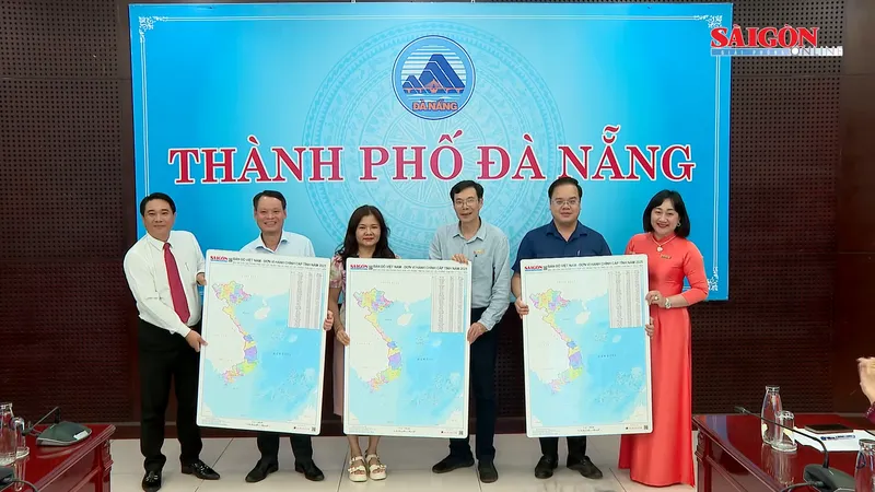 Báo SGGP trao tặng bản đồ Việt Nam tại TP Đà Nẵng