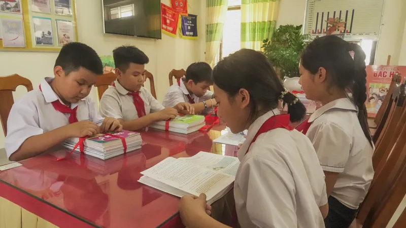 Học sinh trường tiểu học An Phước háo hức mở sách giáo khoa mới. Ảnh: XUÂN QUỲNH