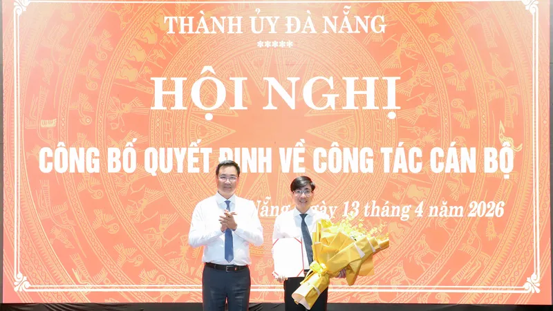 Bí thư Thành ủy Đà Nẵng Lê Ngọc Quang trao quyết định đến đồng chí Trần Thắng Lợi