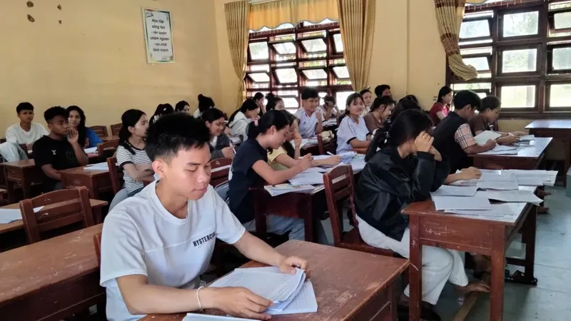 Học sinh Trường THPT Nguyễn Văn Trỗi (xã La Dêê, TP Đà Nẵng) tự học có hướng dẫn vào các buổi 