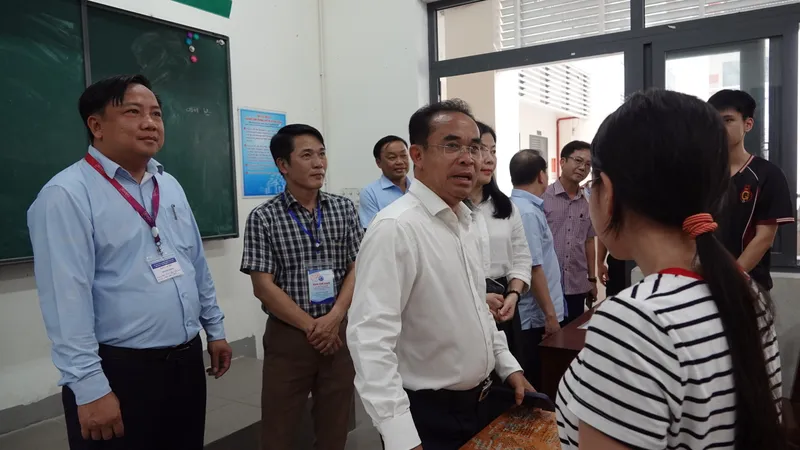 Ông Trần Anh Tuấn, Phó Chủ tịch UBND TP Đà Nẵng đến phòng thi động viên các thí sinh. Ảnh: XUÂN QUỲNH