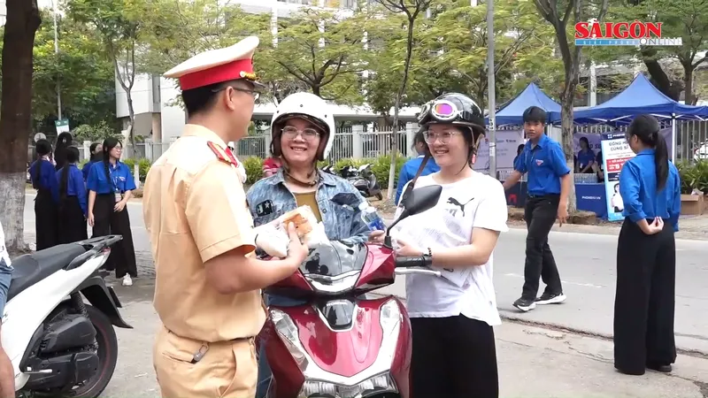 Công an, tình nguyện viên tiếp sức sĩ tử Đà Nẵng