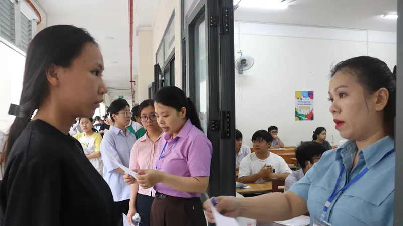 Giám thị gọi thí sinh vào phòng thi tại điểm thi THPT Phan Châu Trinh (phường Hải Châu, TP Đà Nẵng). Ảnh: XUÂN QUỲNH