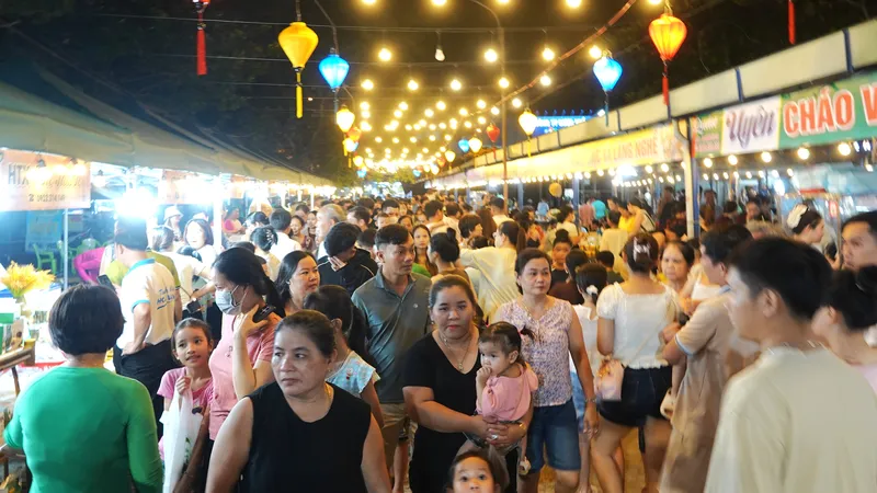 Đông đúc người dân, du khách đến phiên chợ quê Hòa Vang. Ảnh: XUÂN QUỲNH