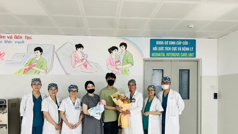 Các y bác sĩ Bệnh viện Phụ sản - Nhi Đà Nẵng chúc mừng gia đình bé gái