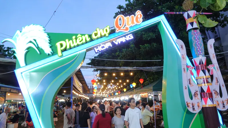 Phiên chợ quê Hòa Vang thu hút đông đúc người tham gia. Ảnh: XUÂN QUỲNH