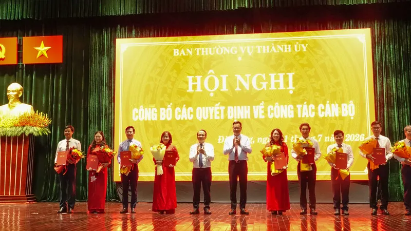 Trao quyết định công tác cán bộ đợt 1. Ảnh: XUÂN QUỲNH