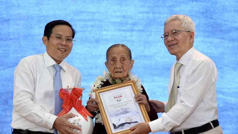 Báo Người Lao Động trao giải cho 6 tác phẩm đạt giải cuộc thi “Người Thầy kính yêu” lần 1