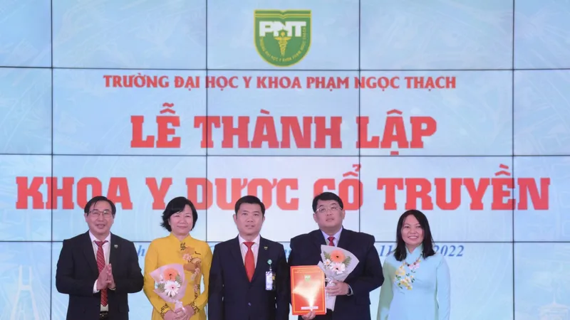 Lãnh đạo Trường Đại học Y khoa Phạm Ngọc Thạch trao Quyết định thành lập Khoa y dược cổ truyền