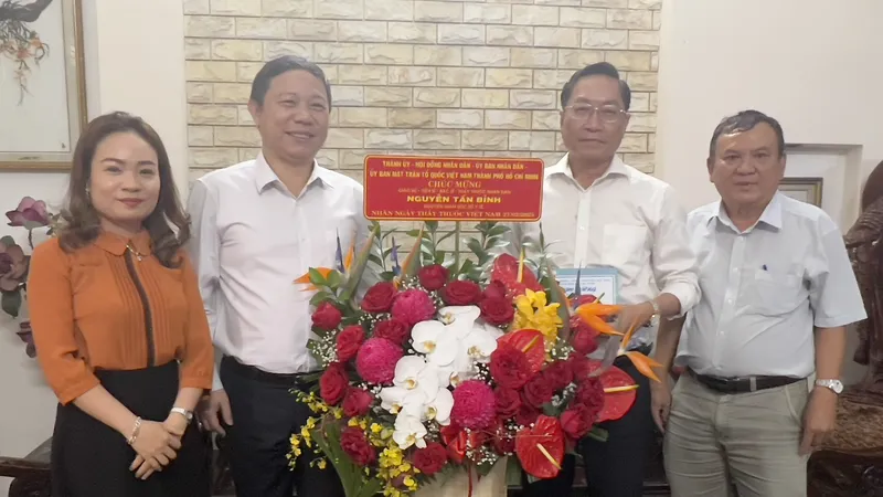 Phó Chủ tịch UBND TPHCM Dương Anh Đức thăm các thầy thuốc nhân Ngày Thầy thuốc Việt Nam